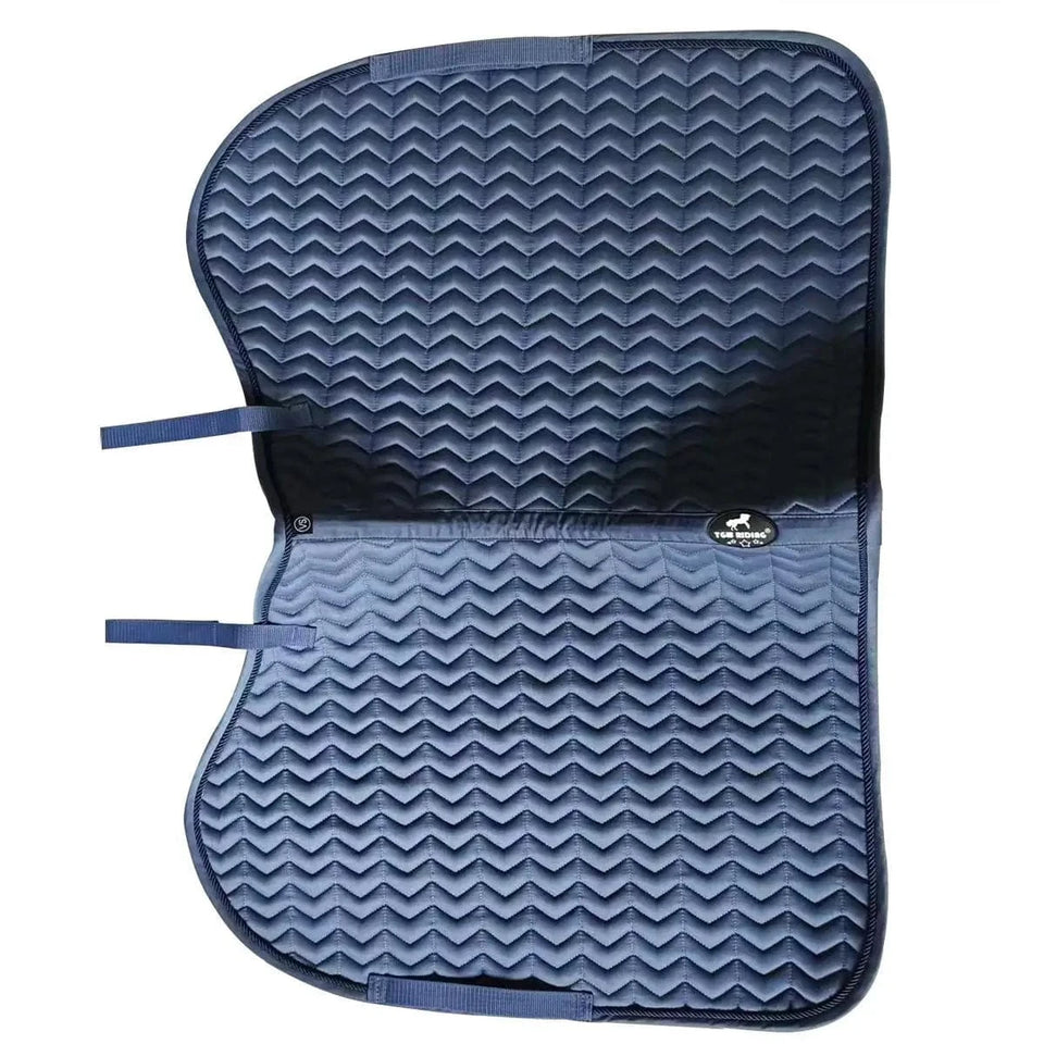 Classic saddle pad with elegant and unusual quilting. The girth loops are opened by a touch tape fastener. Classic saddle pad with elegant and unusual quilting. The girth loops are opened by a touch tape fastener.