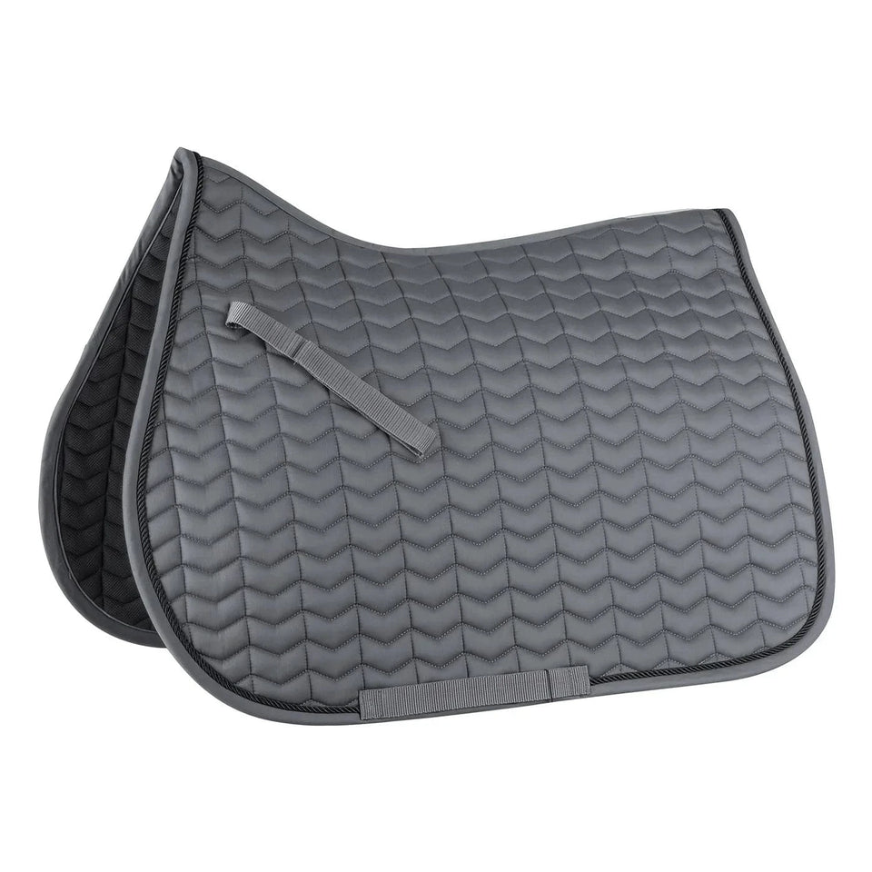 Classic saddle pad with elegant and unusual quilting. The girth loops are opened by a touch tape fastener. Classic saddle pad with elegant and unusual quilting. The girth loops are opened by a touch tape fastener.